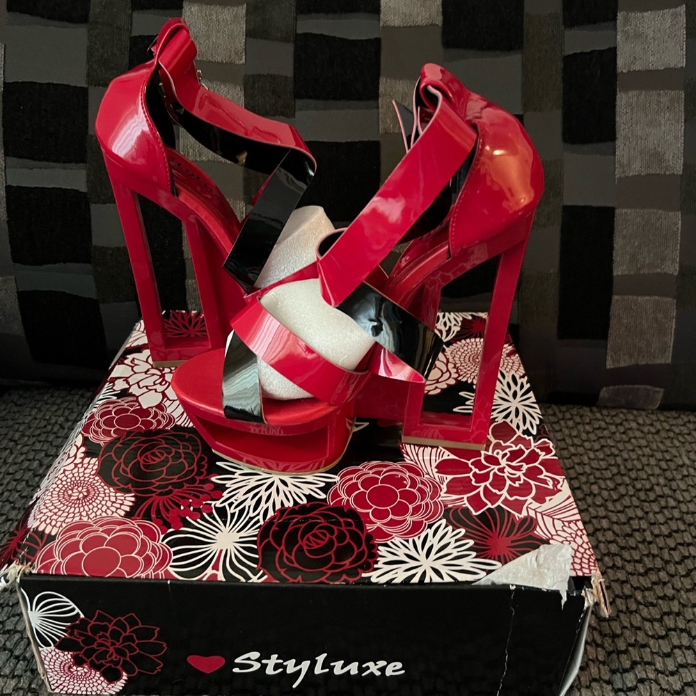New still in original box . Size 7 never worn.